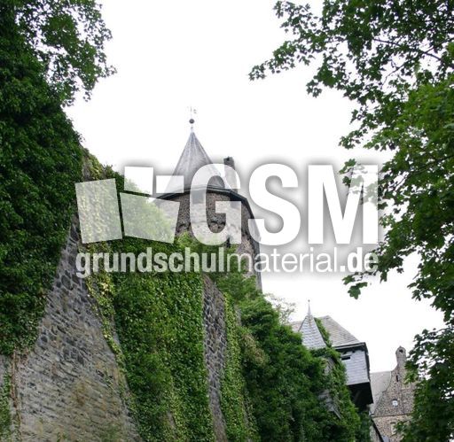 Bergfried-Burgmauer.jpg